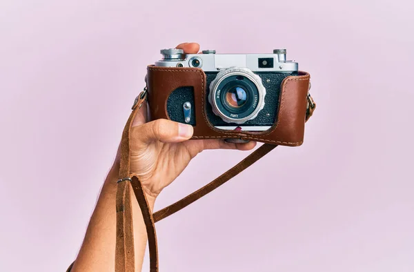 Hand Young Hispanic Man Holding Vintage Camera Isolated Pink Background — Stock Photo, Image