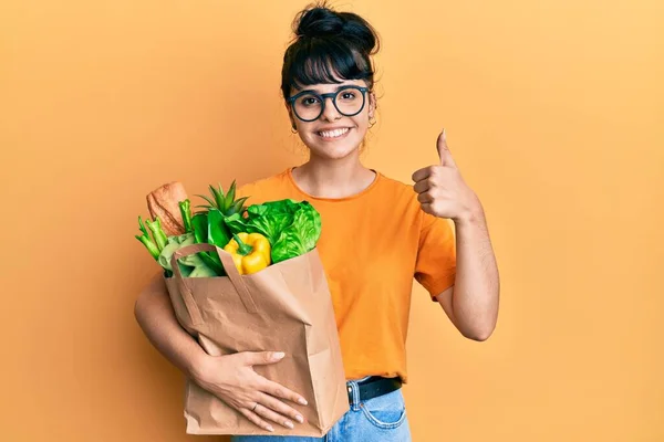 Ung Latinamerikansk Flicka Håller Papperspåse Med Bröd Och Livsmedel Ler — Stockfoto