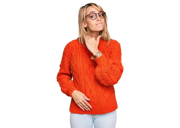 Blonde Frau Mittleren Alters Mit Winterpullover Und Brille Vor Isoliertem — Stockfoto