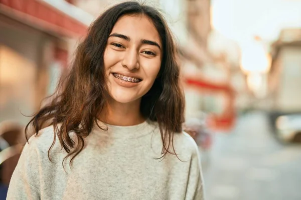 Jovem Menina Oriente Médio Sorrindo Feliz Cidade — Fotografia de Stock