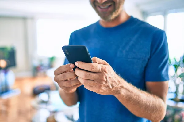 Jovem Irlandês Sorrindo Feliz Usando Smartphone Casa — Fotografia de Stock