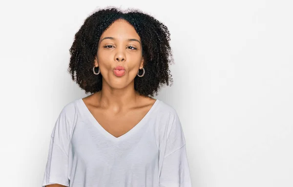 年轻的非洲裔美国女孩穿着休闲装 用嘴唇 疯狂和滑稽的姿势做鱼脸 有趣的表达方式 — 图库照片