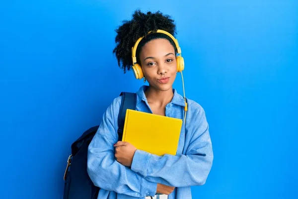 Ung Afrikansk Amerikansk Flicka Bär Student Ryggsäck Och Hörlurar Håller — Stockfoto