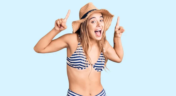 Giovane Bella Donna Bionda Che Indossa Bikini Cappello Sorridente Stupito — Foto Stock