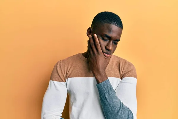 Jovem Afro Americano Vestindo Roupas Casuais Pensando Cansado Entediado Com — Fotografia de Stock