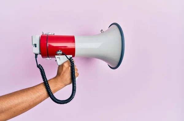 Hand Van Spaanse Man Met Megafoon Geïsoleerde Roze Achtergrond — Stockfoto