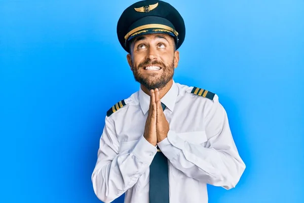 비행기 조종사 복장을 턱수염을 잘생긴 남자가 희망의 표정을 손으로 기도하는 — 스톡 사진
