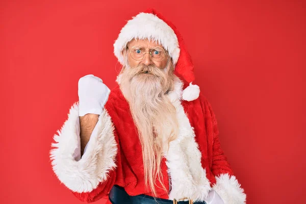 Velho Homem Sênior Com Cabelos Grisalhos Barba Longa Vestindo Traje — Fotografia de Stock