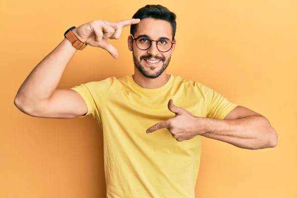 Junger Hispanischer Mann Lässiger Kleidung Und Brille Der Lächelnd Gestell — Stockfoto