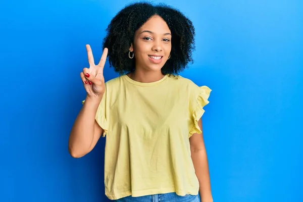 Chica Afroamericana Joven Con Ropa Casual Mostrando Apuntando Hacia Arriba —  Fotos de Stock