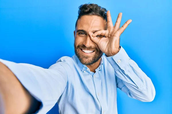 Hombre Guapo Con Barba Tomando Una Foto Selfie Con Teléfono — Foto de Stock