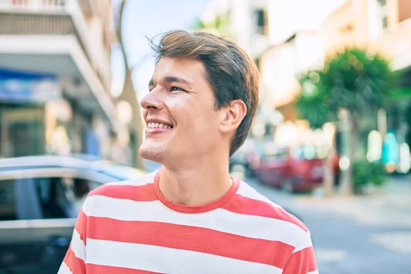 Νεαρός Καυκάσιος Άνδρας Χαμογελά Ευτυχισμένος Στην Πόλη — Φωτογραφία Αρχείου