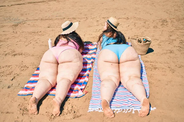 Backview Two Size Overweight Sisters Twins Women Relaxing Lying Towel — Stock Photo, Image