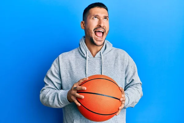 Calvo De Meia Idade Segurando Bola De Basquete Sobre a Boca Amarela E Os  Lábios Fechados Como Zip Com Dedos Imagem de Stock - Imagem de idade,  conceito: 278739849