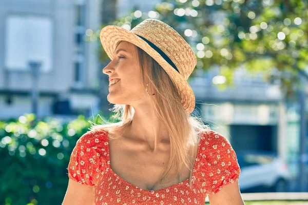 Young Blonde Tourist Woman Wearing Summer Style Walking Park — Stock Photo, Image