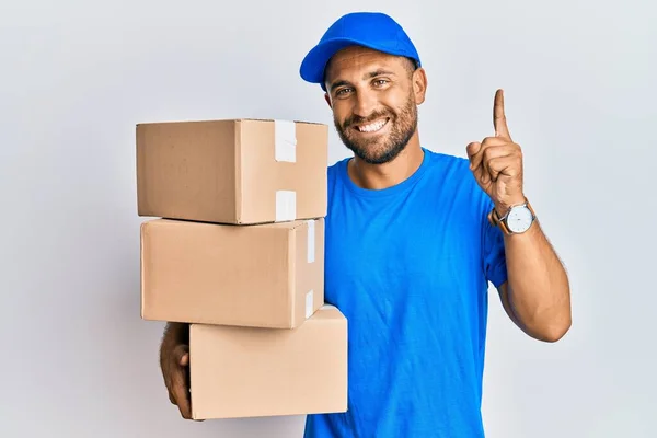 Bell Uomo Con Barba Che Indossa Uniforme Corriere Con Pacchi — Foto Stock