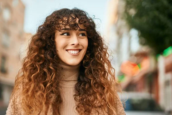 Jovem Hispânica Sorrindo Feliz Cidade — Fotografia de Stock