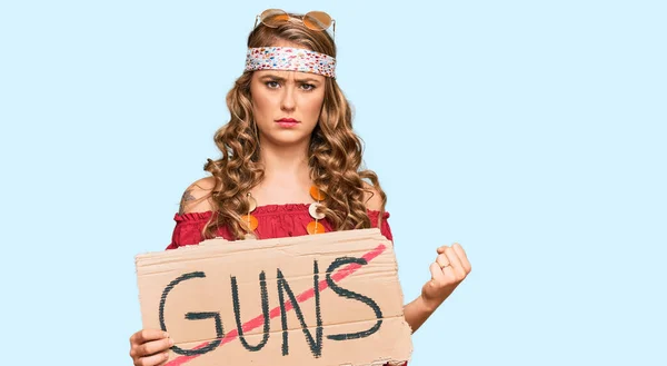 Hippi Tarzı Giyinmiş Genç Bir Kız Elinde Silah Yok Uyarı — Stok fotoğraf