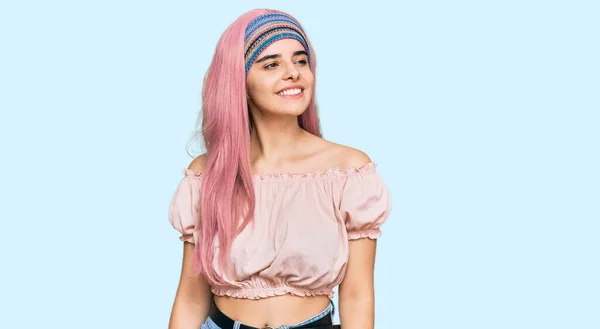 Ung Latinamerikansk Flicka Med Rosa Hår Tittar Bort Till Sidan — Stockfoto