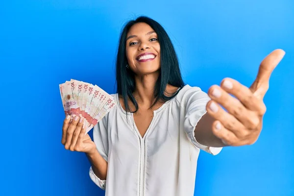 Joven Mujer Afroamericana Sosteniendo Billetes Pesos Colombianos Sonriendo Amigable Ofreciendo —  Fotos de Stock