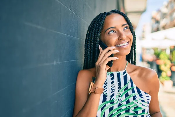 Joven Mujer Afroamericana Sonriendo Feliz Hablando Teléfono Inteligente Ciudad —  Fotos de Stock