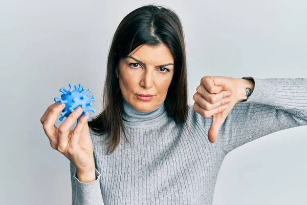 Молода Іспаномовна Жінка Тримає Вірусну Іграшку Розлюченим Обличчям Негативний Знак — стокове фото