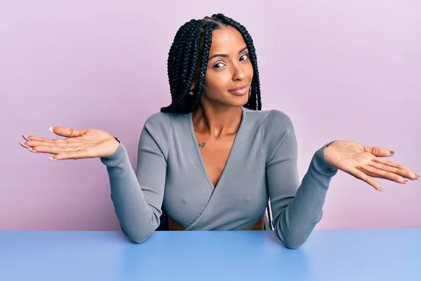 Mulher Hispânica Bonita Vestindo Roupas Casuais Sentada Mesa Expressão Indolor — Fotografia de Stock