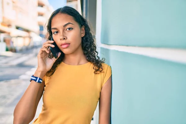 Chica Afroamericana Joven Con Expresión Infeliz Hablando Teléfono Inteligente Ciudad —  Fotos de Stock