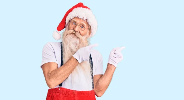 Gri Saçlı Uzun Sakallı Noel Baba Kostümü Giyen Pantolon Askısı — Stok fotoğraf