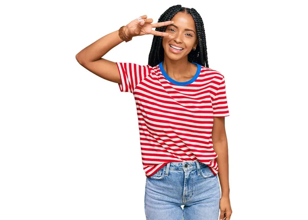 Hermosa Mujer Hispana Usando Ropa Casual Haciendo Símbolo Paz Con —  Fotos de Stock