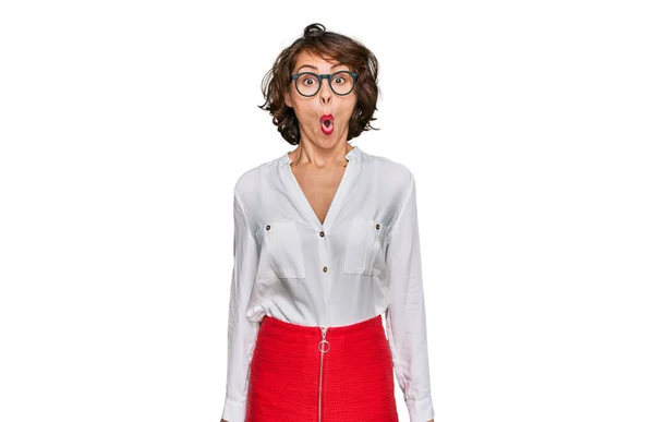 Mulher Hispânica Jovem Vestindo Estilo Negócio Óculos Com Medo Chocado — Fotografia de Stock