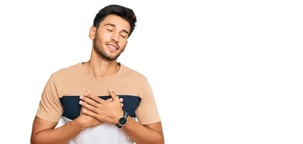 Joven Hombre Guapo Con Ropa Casual Sonriendo Con Las Manos — Foto de Stock