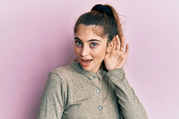 Mulher Caucasiana Jovem Vestindo Roupas Casuais Sorrindo Com Mão Sobre — Fotografia de Stock