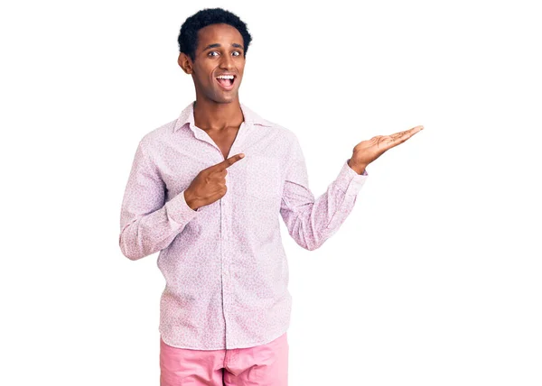 Africano Guapo Hombre Vistiendo Casual Rosa Camisa Asombrado Sonriendo Cámara — Foto de Stock