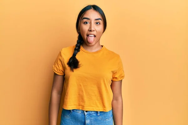 Молодая Латинская Женщина Повседневной Одежде Высовывает Язык Довольная Смешным Выражением — стоковое фото