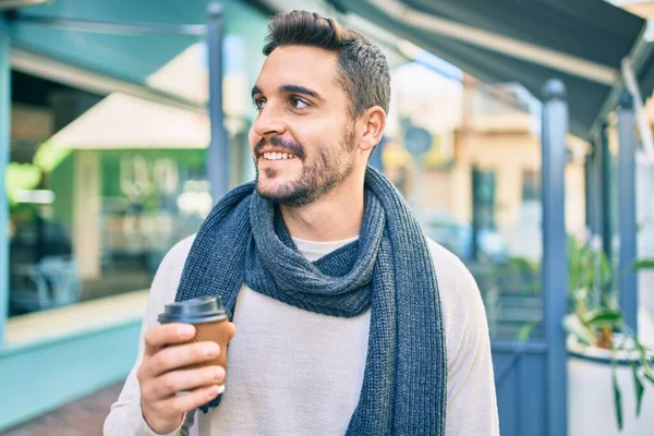 Junger Hispanischer Mann Lächelt Glücklich Und Trinkt Kaffee Zum Mitnehmen — Stockfoto