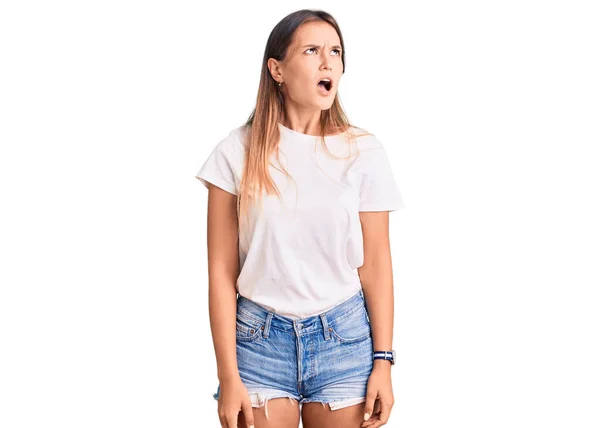 Hermosa Mujer Caucásica Vistiendo Camiseta Blanca Casual Enojada Loca Gritando — Foto de Stock