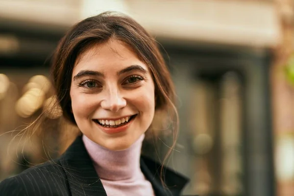 Ung Vacker Affärskvinna Ler Lycklig Stående Vid Staden — Stockfoto