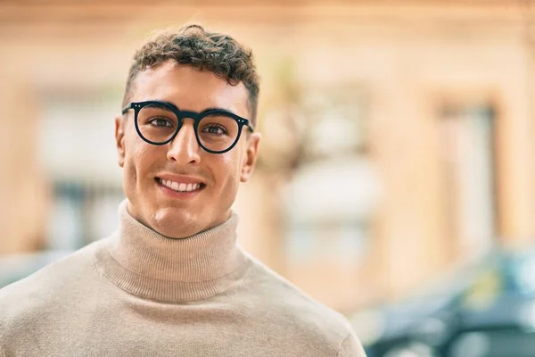 Jonge Spaanse Man Glimlacht Gelukkig Met Een Bril Stad — Stockfoto