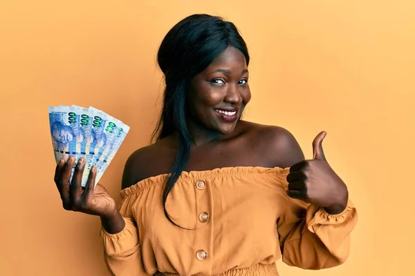 Africká Mladá Žena Drží Jihoafrický 100 Rand Bankovky Úsměvem Šťastný — Stock fotografie