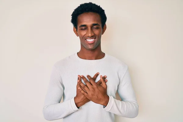 Homem Bonito Africano Vestindo Camisola Inverno Casual Sorrindo Com Mãos — Fotografia de Stock