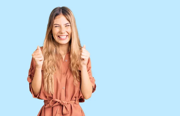 Mooie Kaukasische Vrouw Met Blond Haar Draagt Zomer Jumpsuit Opgewonden — Stockfoto