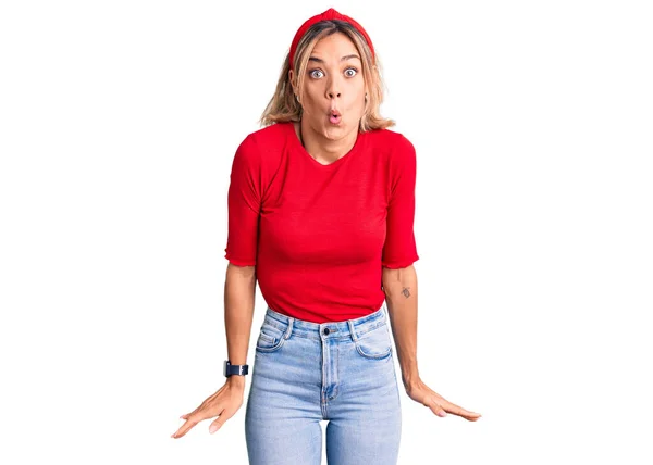 Mulher Branca Bonita Vestindo Roupas Casuais Diadema Vermelho Assustado Espantado — Fotografia de Stock