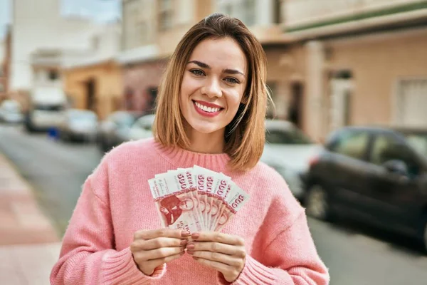 Joven Chica Caucásica Sonriendo Feliz Sosteniendo Billetes Coronas Iceland Ciudad —  Fotos de Stock