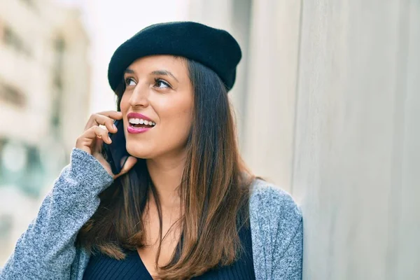 Mujer Latina Joven Con Estilo Francés Hablando Teléfono Inteligente Ciudad — Foto de Stock