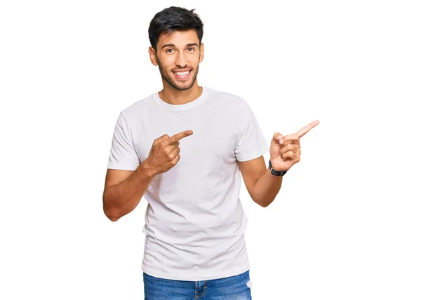 Joven Hombre Guapo Con Camiseta Blanca Casual Sonriendo Mirando Cámara — Foto de Stock