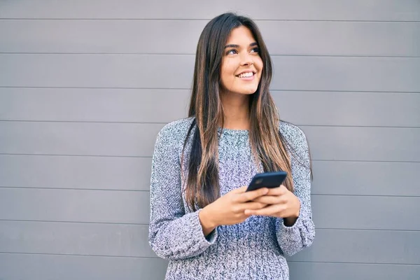 Jovem Bela Menina Hispânica Sorrindo Feliz Usando Smartphone Cidade — Fotografia de Stock