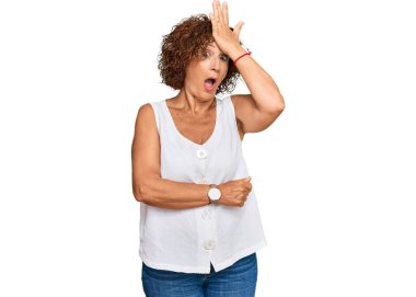 Güzel, orta yaşlı, yetişkin bir kadın, günlük beyaz gömlek giyiyor. Yanlışlıkla eli kafasında şaşırmış. Hatayı hatırla. Unuttum, kötü hafıza kavramı. 