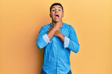 Genç Arap adam günlük kıyafetler giyip bağırıyor ve boğularak ölüyor çünkü acı verici bir boğulma. Sağlık problemi. Boğulma ve intihar konsepti. 