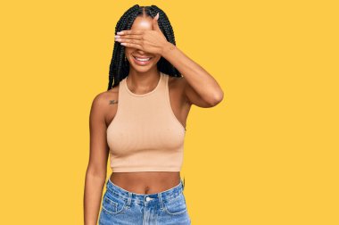 Güzel İspanyol kadın, sıradan kıyafetler giyip, gülümsüyor ve yüz yüze gülüyor. Şaşırtmak için gözleri örtüyor. kör kavram. 